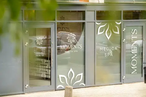 Folia mrożona z wzorem na witrynie salonu spa